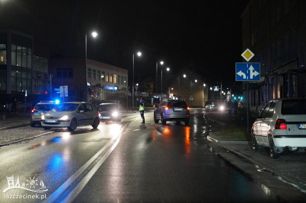 Wypadek w centrum miasta. Ranna jedna osoba, rozbite pojazdy