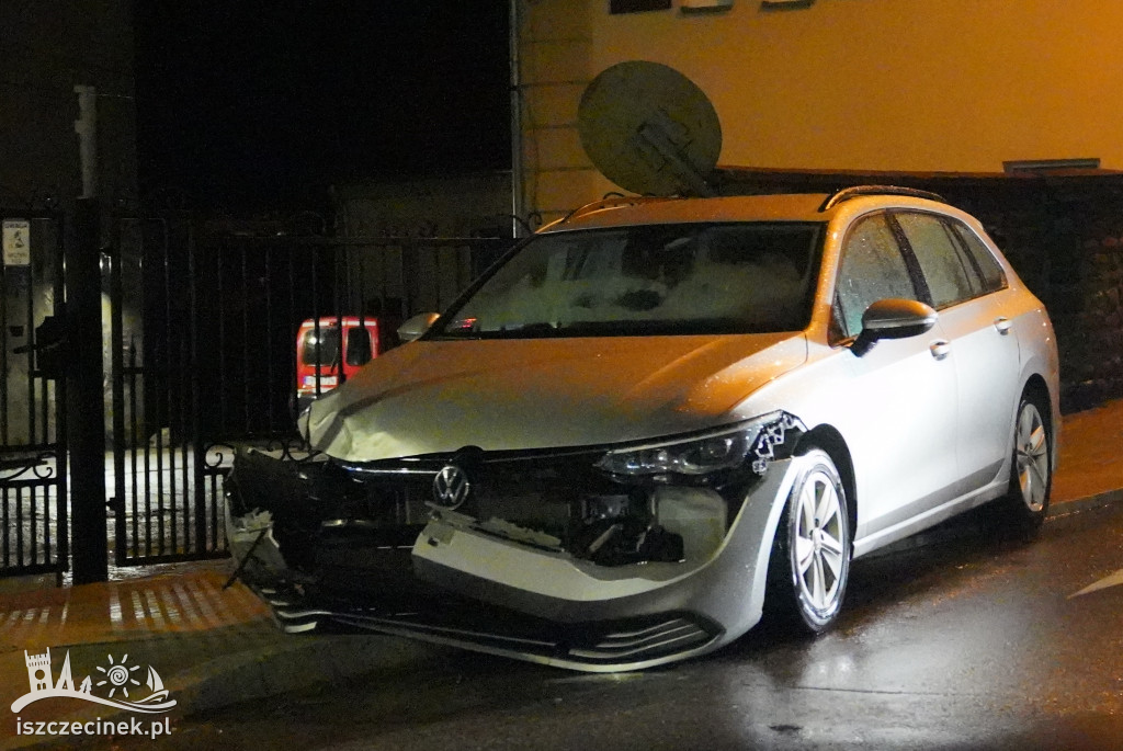 Wypadek w centrum miasta. Ranna jedna osoba, rozbite pojazdy