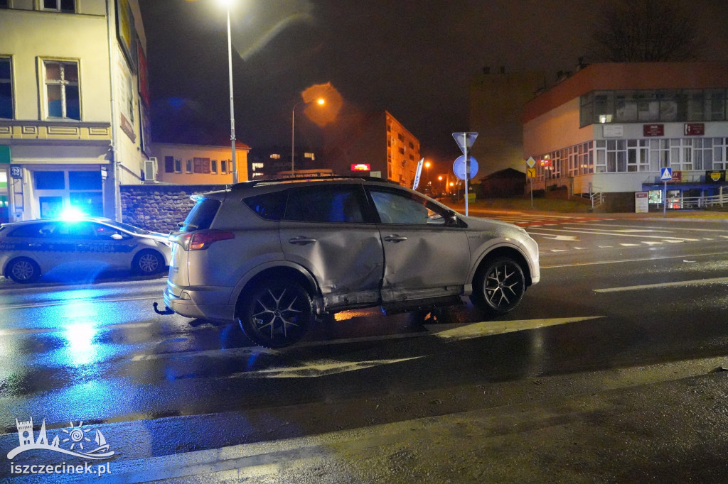 Wypadek w centrum miasta. Ranna jedna osoba, rozbite pojazdy