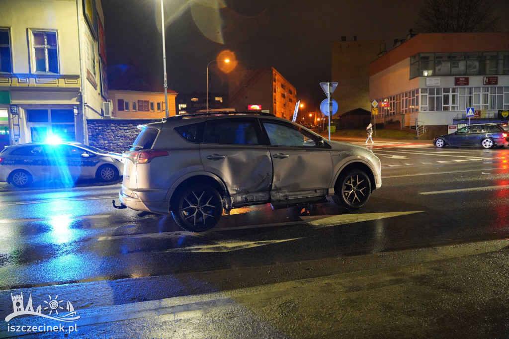Wypadek w centrum miasta. Ranna jedna osoba, rozbite pojazdy