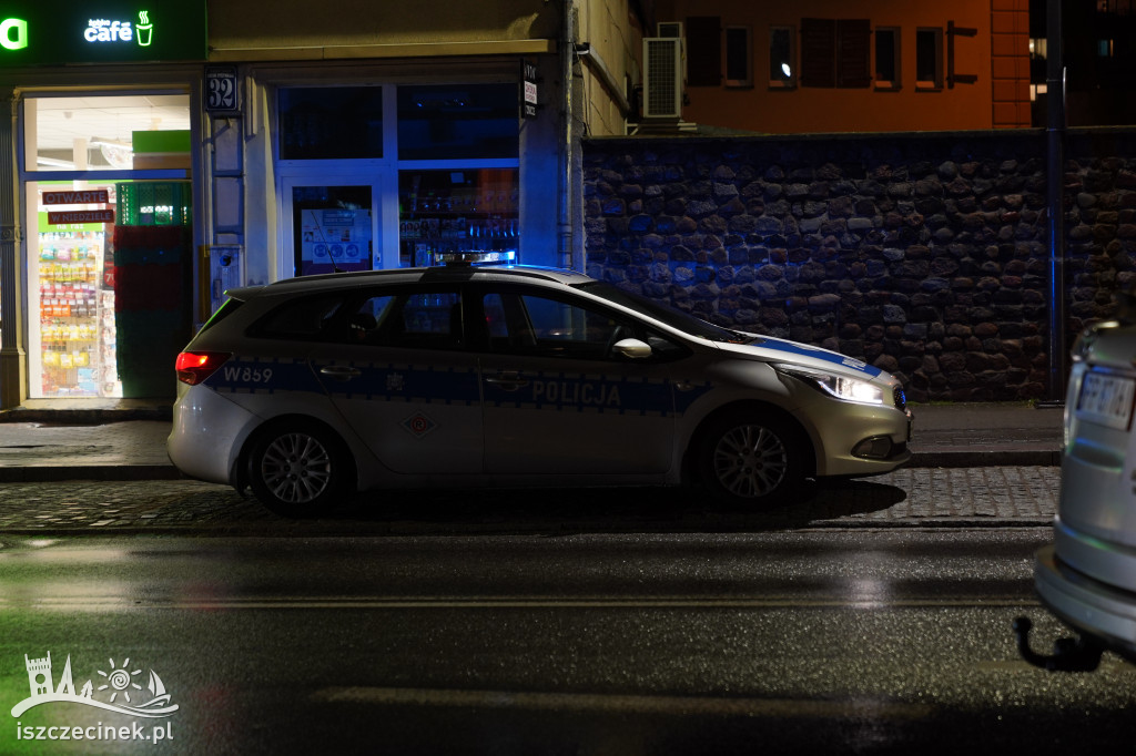 Wypadek w centrum miasta. Ranna jedna osoba, rozbite pojazdy