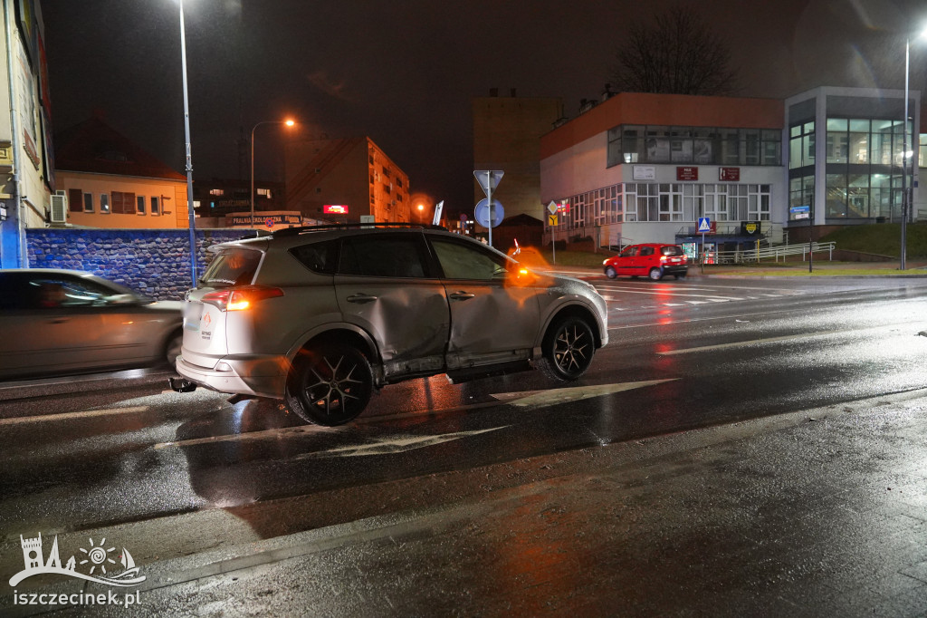 Wypadek w centrum miasta. Ranna jedna osoba, rozbite pojazdy