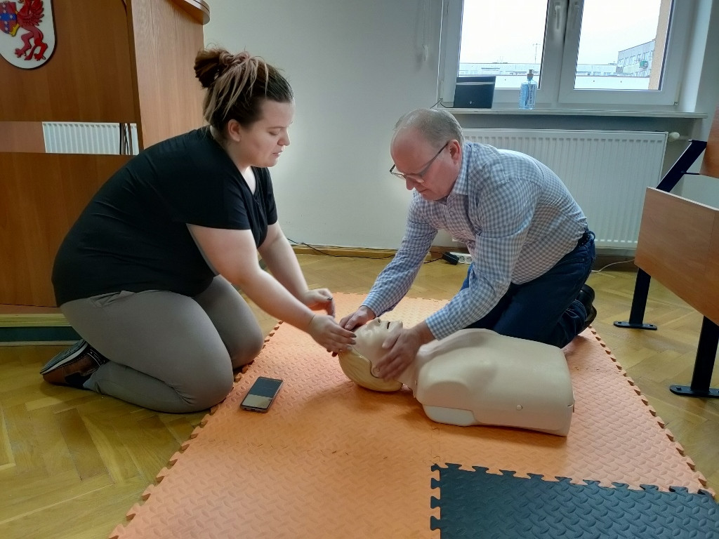 Pracownicy starostwa przeszkoleni z pierwszej pomocy