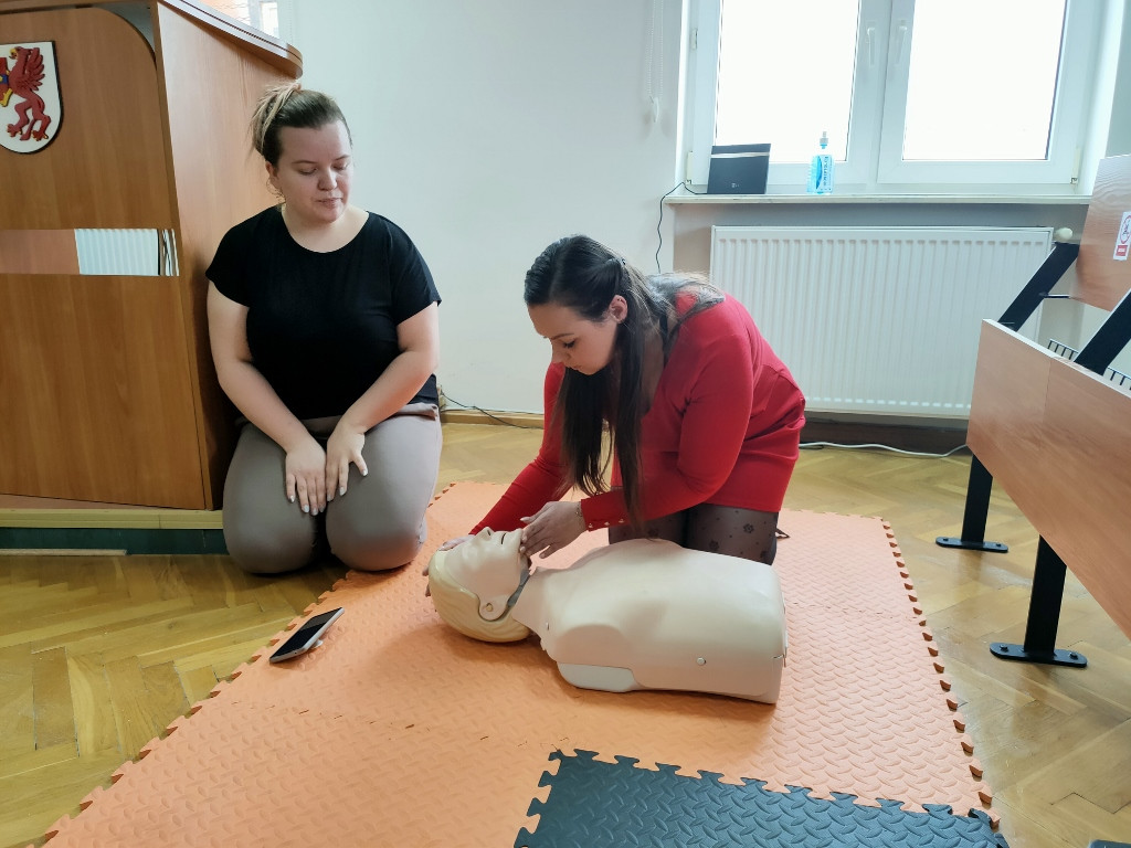 Pracownicy starostwa przeszkoleni z pierwszej pomocy