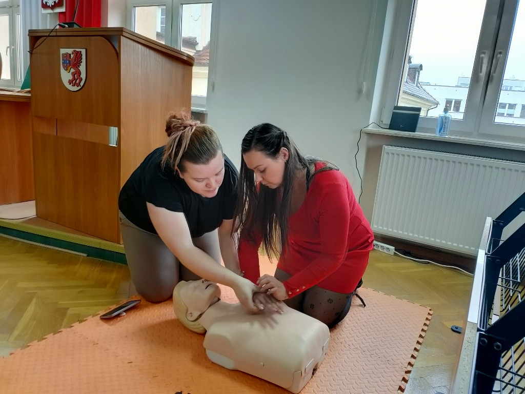 Pracownicy starostwa przeszkoleni z pierwszej pomocy