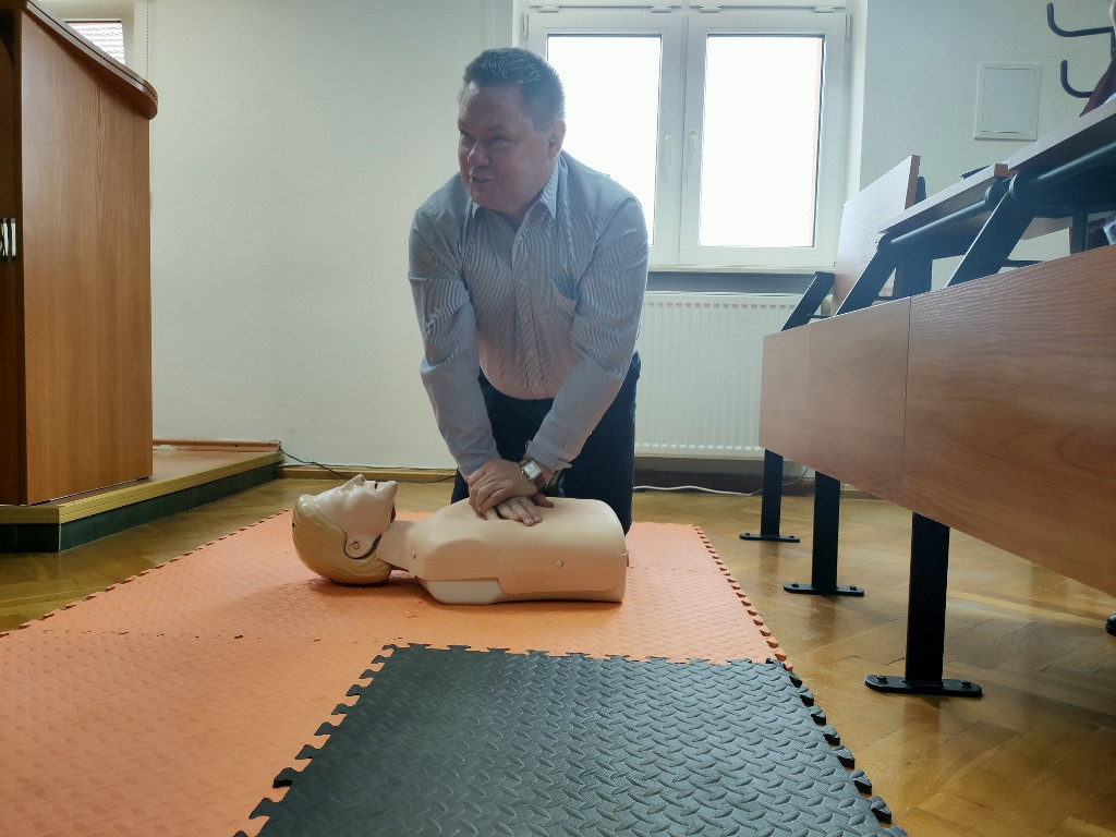Pracownicy starostwa przeszkoleni z pierwszej pomocy