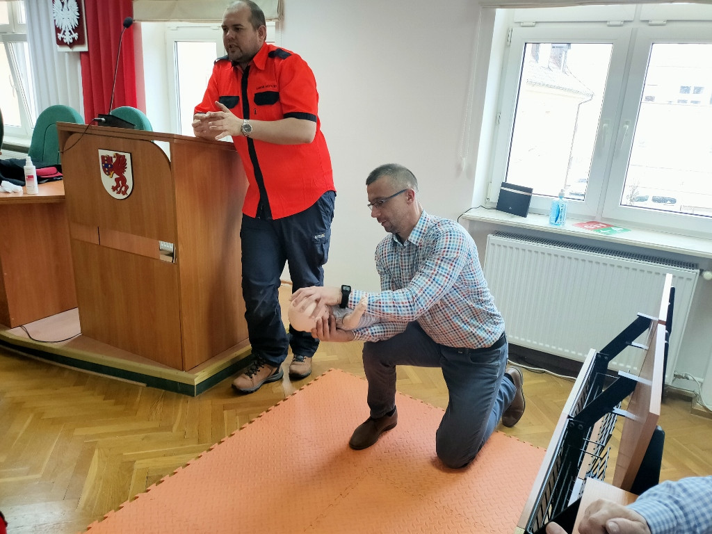 Pracownicy starostwa przeszkoleni z pierwszej pomocy