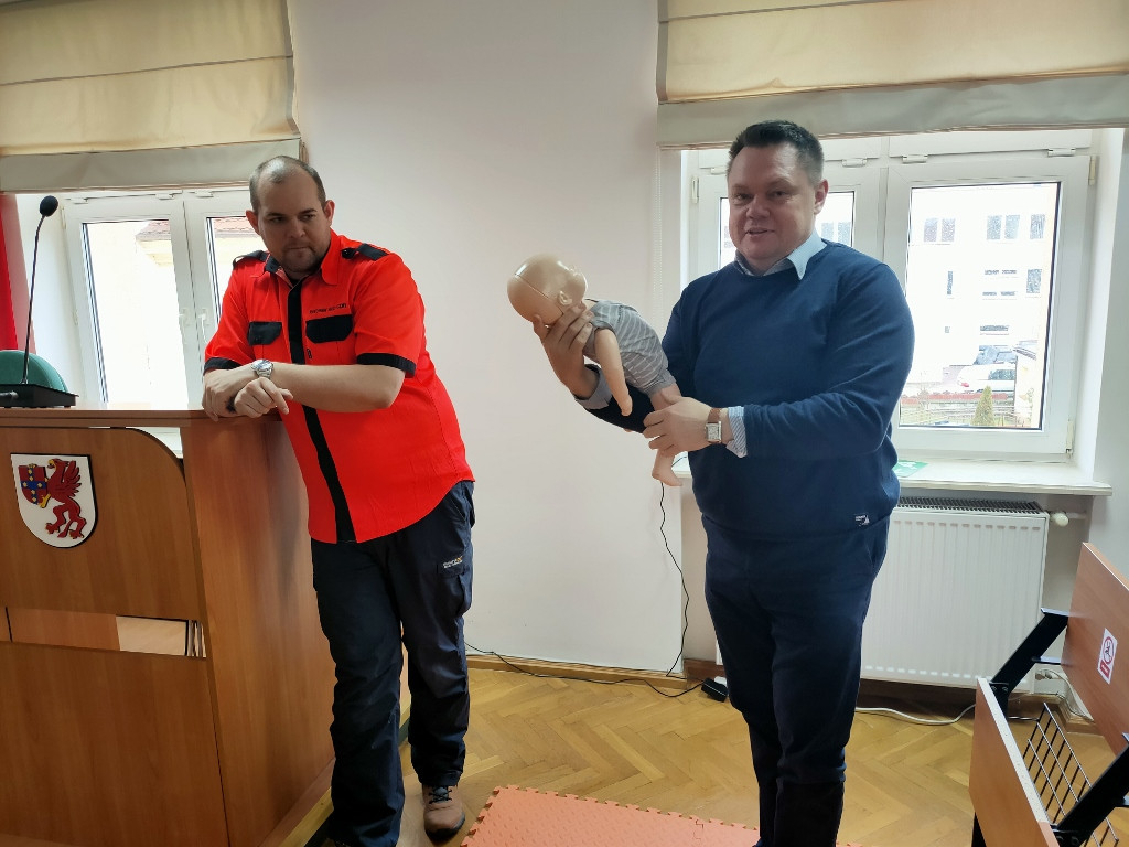 Pracownicy starostwa przeszkoleni z pierwszej pomocy
