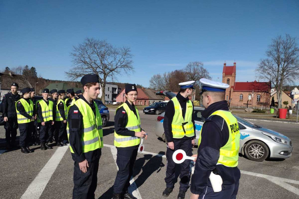 Dzień Kobiet w wydaniu policjantów i uczniów z Białego Boru