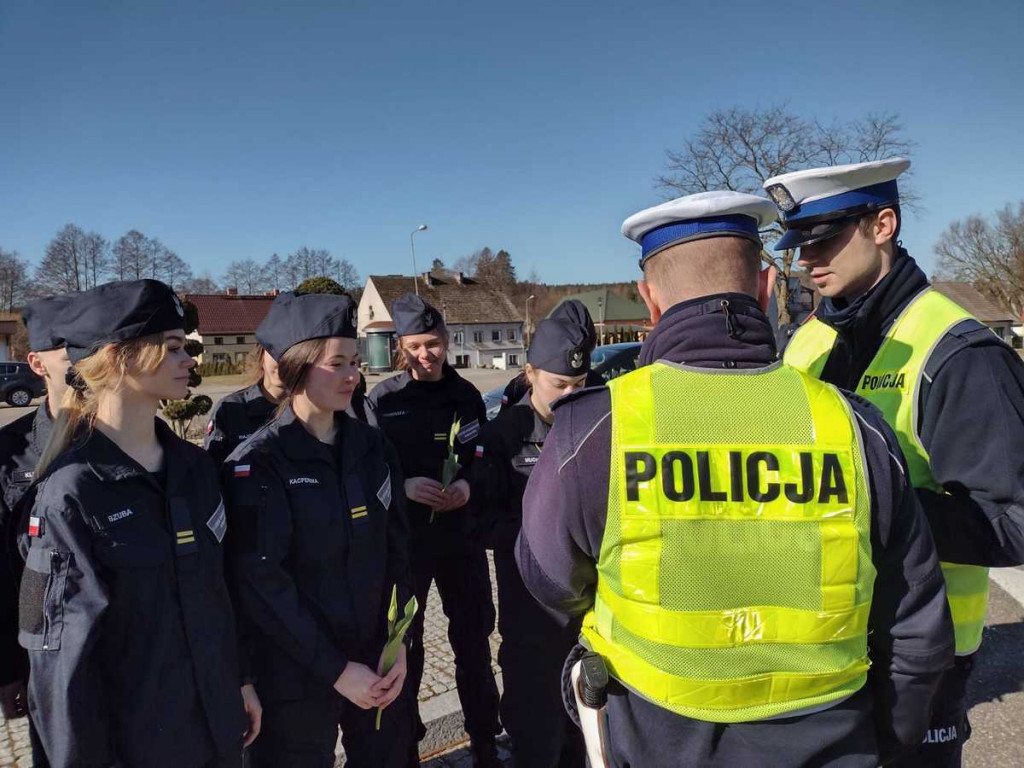 Dzień Kobiet w wydaniu policjantów i uczniów z Białego Boru