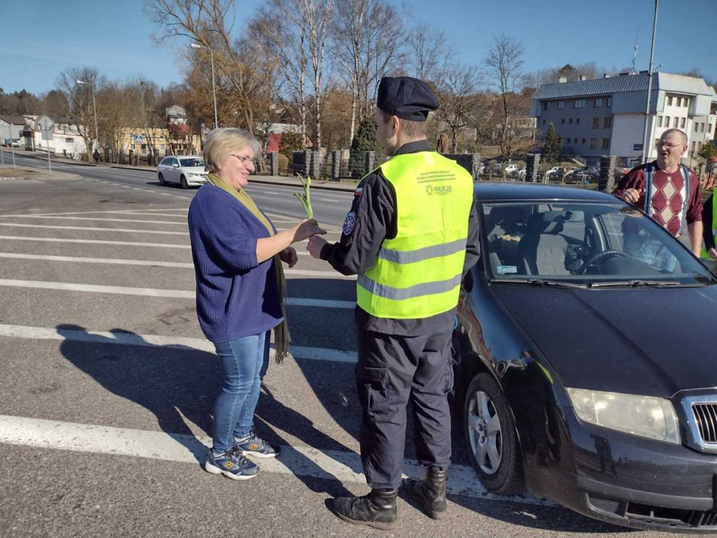 Dzień Kobiet w wydaniu policjantów i uczniów z Białego Boru