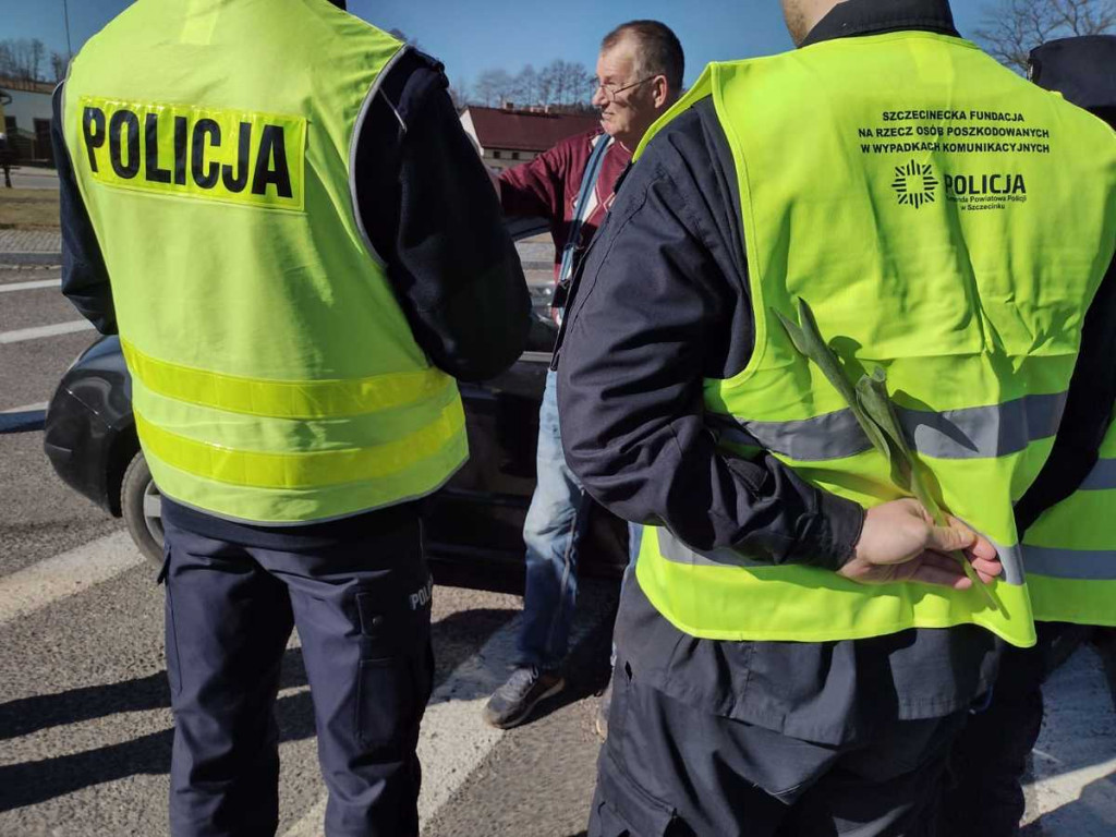 Dzień Kobiet w wydaniu policjantów i uczniów z Białego Boru