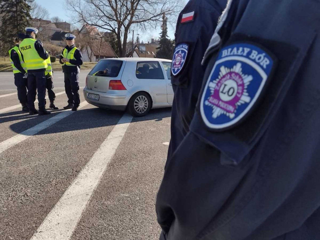 Dzień Kobiet w wydaniu policjantów i uczniów z Białego Boru