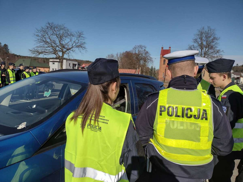 Dzień Kobiet w wydaniu policjantów i uczniów z Białego Boru