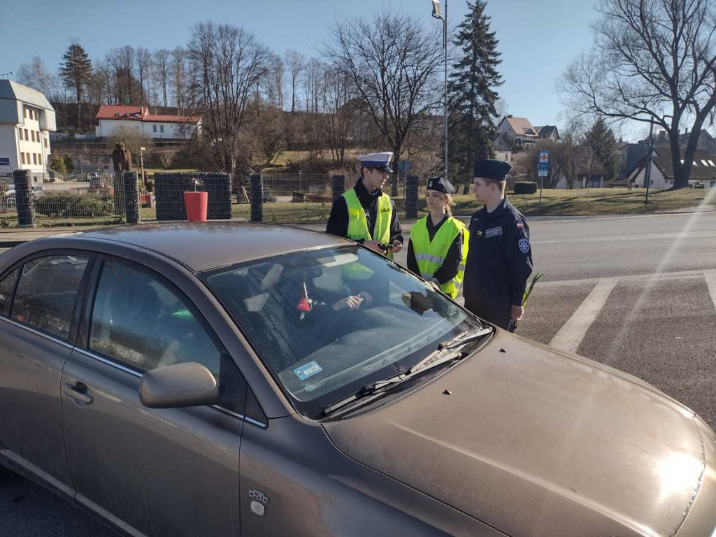 Dzień Kobiet w wydaniu policjantów i uczniów z Białego Boru