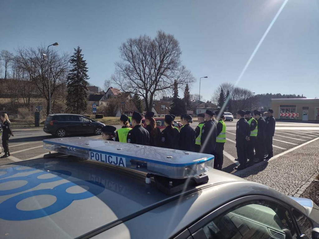Dzień Kobiet w wydaniu policjantów i uczniów z Białego Boru