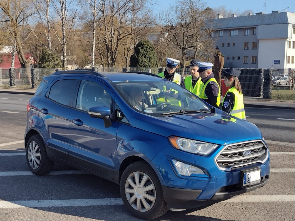 Dzień Kobiet w wydaniu policjantów i uczniów z Białego Boru