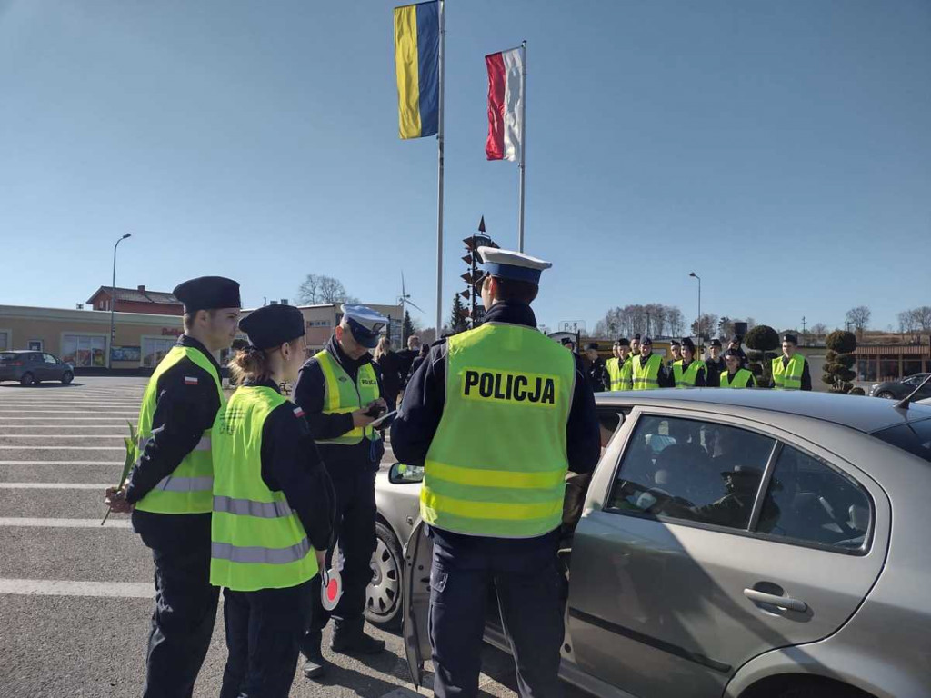 Dzień Kobiet w wydaniu policjantów i uczniów z Białego Boru