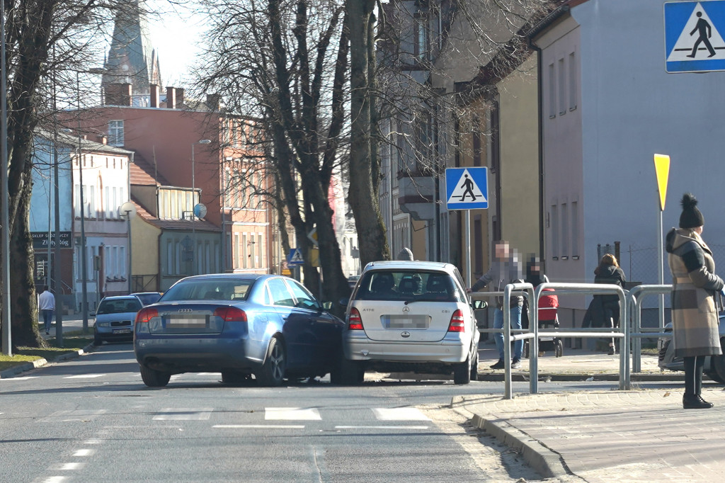 Kraksa na skrzyżowaniu. Audi uderzyło w mercedesa