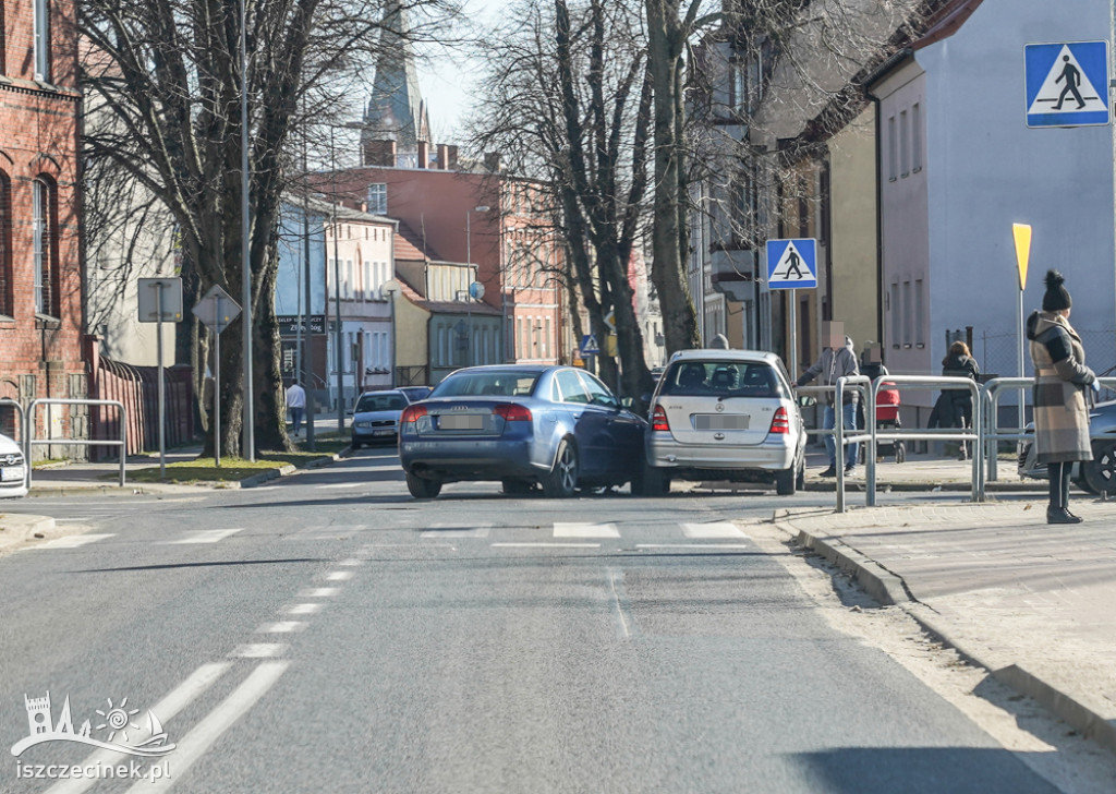 Kraksa na skrzyżowaniu. Audi uderzyło w mercedesa