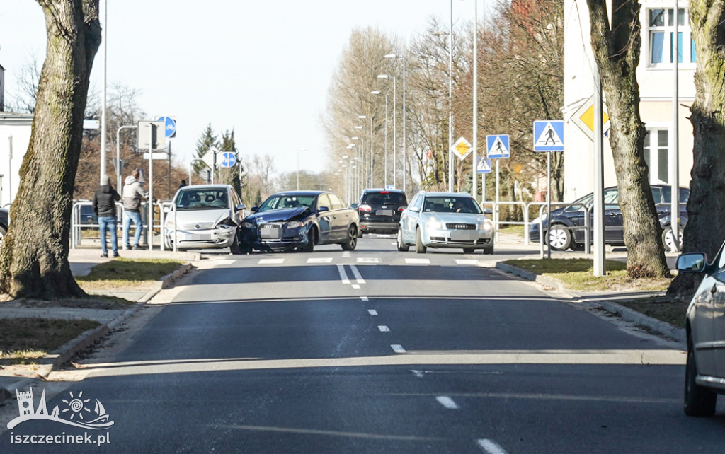Kraksa na skrzyżowaniu. Audi uderzyło w mercedesa