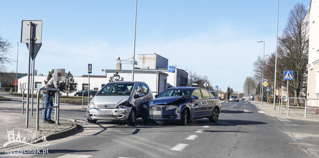 Kraksa na skrzyżowaniu. Audi uderzyło w mercedesa