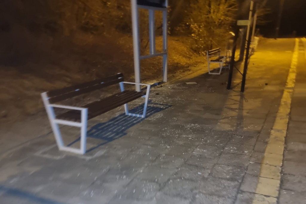 Przeradz. Zdemolowany przystanek kolejowy
