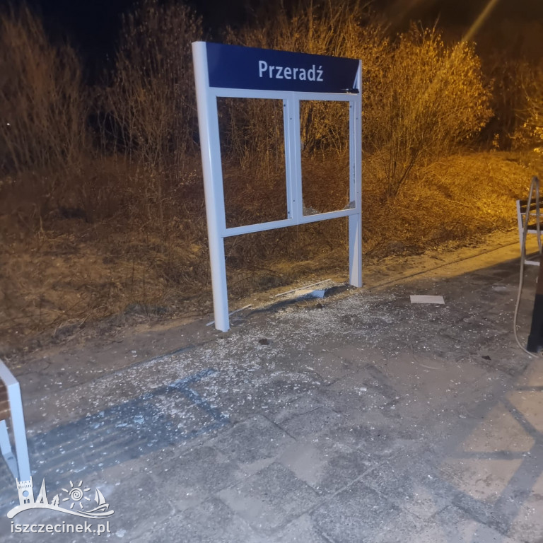 Przeradz. Zdemolowany przystanek kolejowy