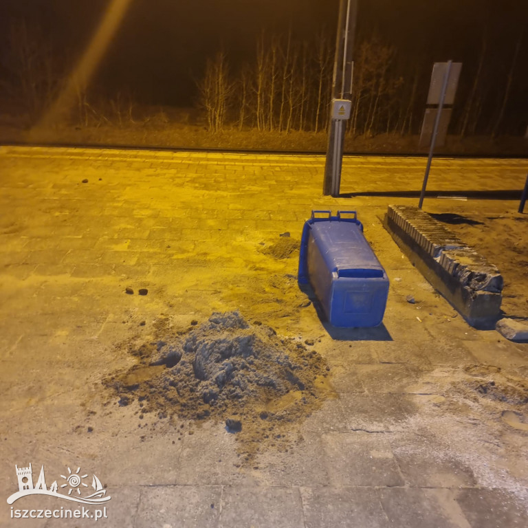 Przeradz. Zdemolowany przystanek kolejowy