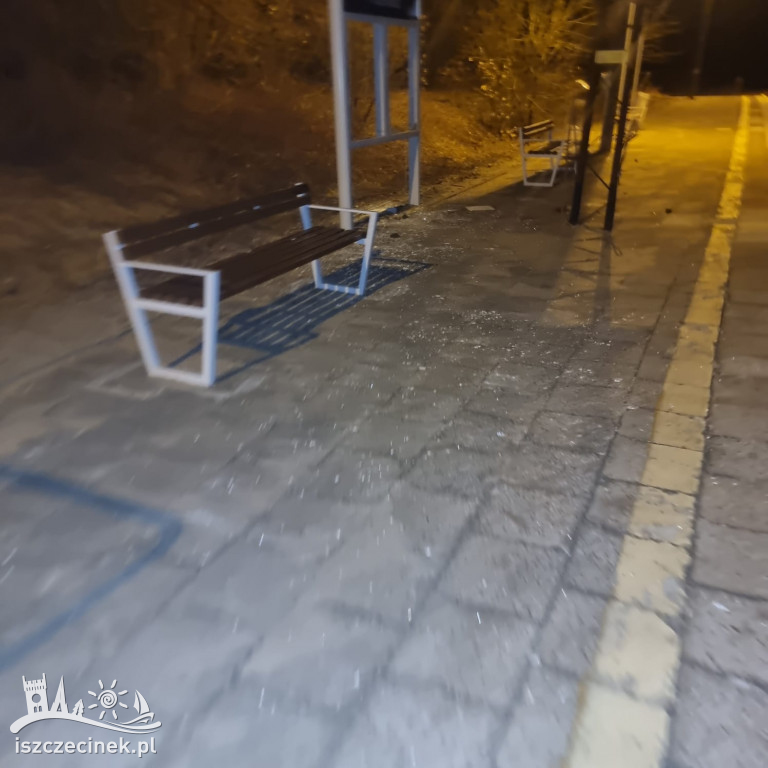 Przeradz. Zdemolowany przystanek kolejowy