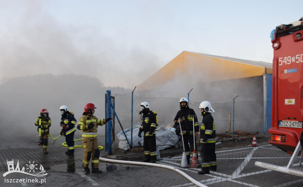 Kłęby czarnego dymu na Koszalińskiej. Od pożaru trawy zajęła się hala