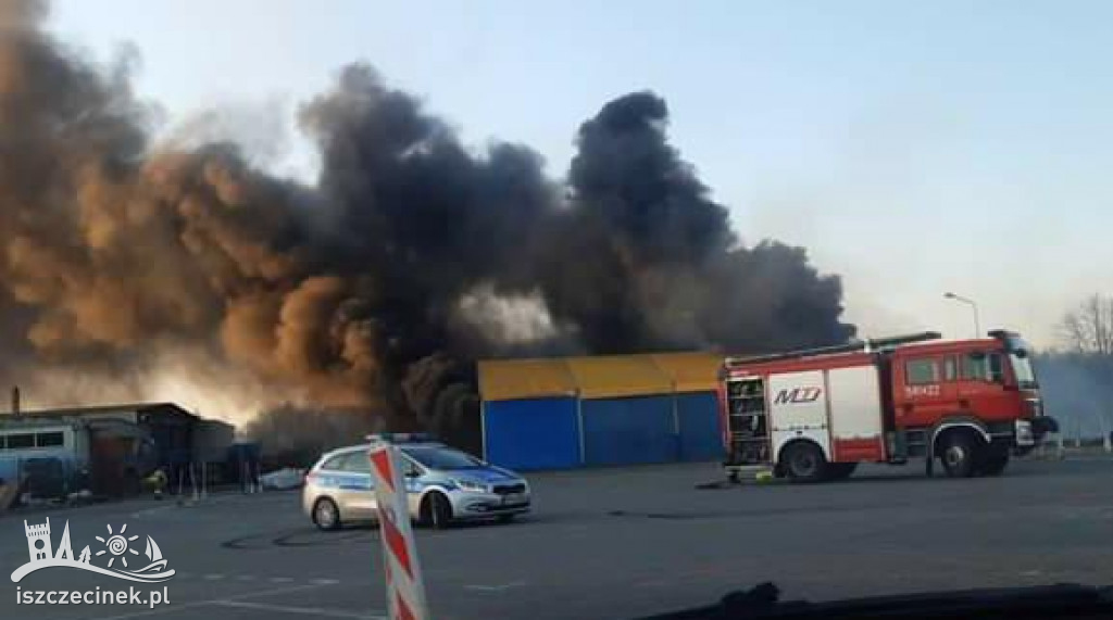 Kłęby czarnego dymu na Koszalińskiej. Od pożaru trawy zajęła się hala