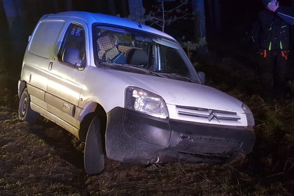 Pod Bornem dostawczak rozbił się na drzewie.