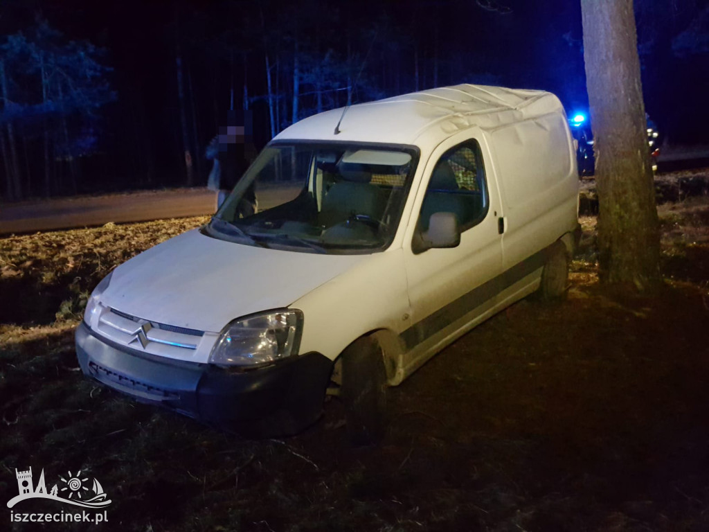 Pod Bornem dostawczak rozbił się na drzewie.
