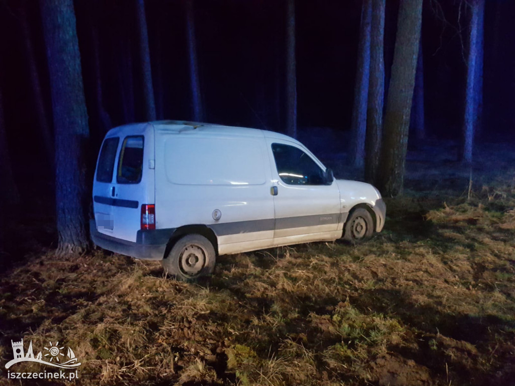 Pod Bornem dostawczak rozbił się na drzewie.