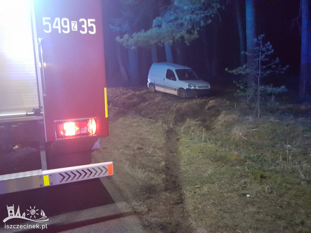 Pod Bornem dostawczak rozbił się na drzewie.