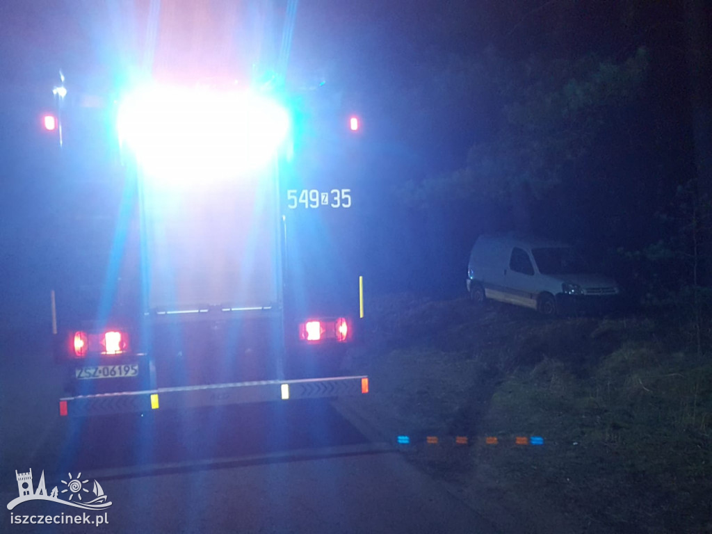 Pod Bornem dostawczak rozbił się na drzewie.