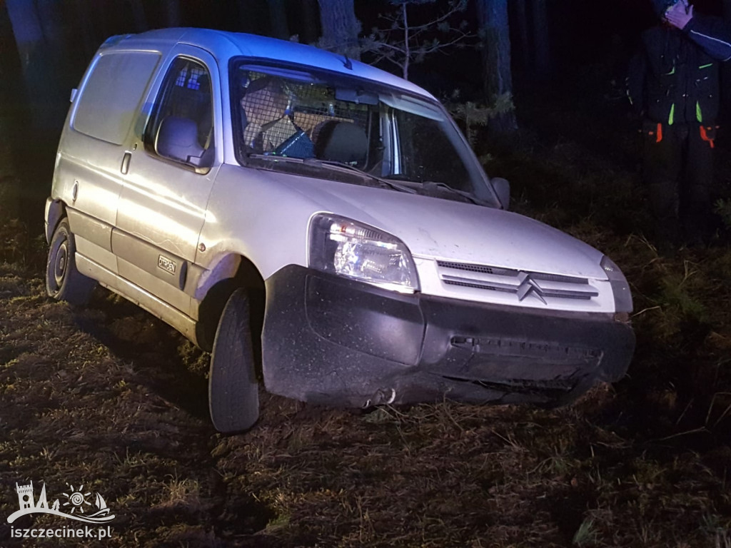 Pod Bornem dostawczak rozbił się na drzewie.
