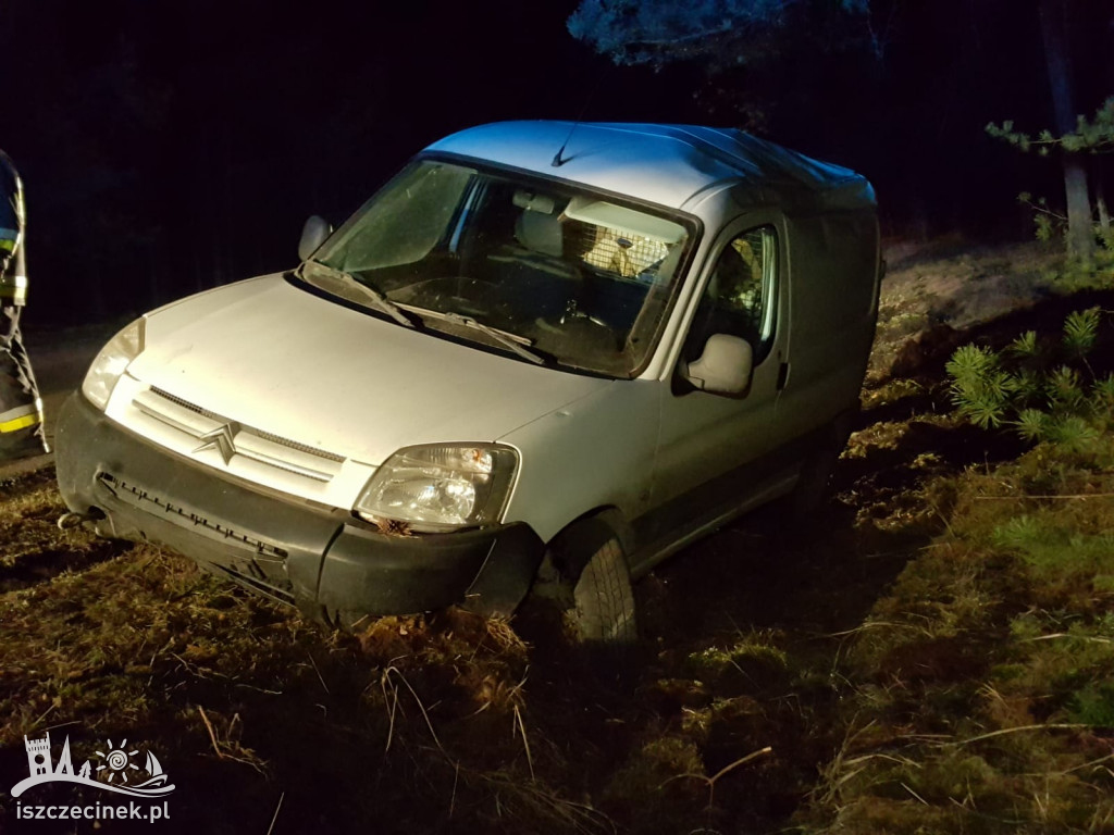 Pod Bornem dostawczak rozbił się na drzewie.