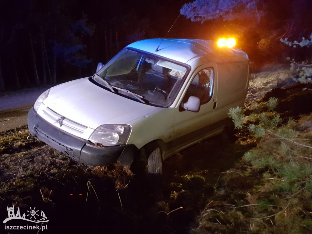 Pod Bornem dostawczak rozbił się na drzewie.