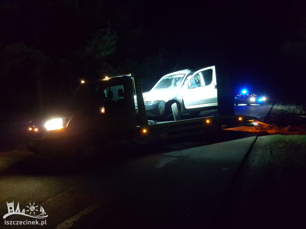 Pod Bornem dostawczak rozbił się na drzewie.