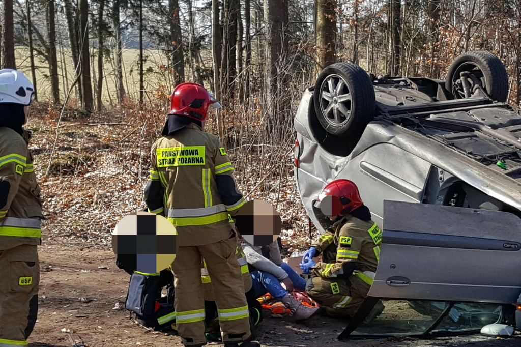 Renault dachował pod Radaczem. Jedna osoba poszkodowana