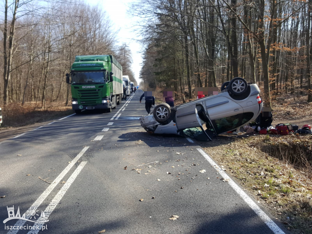 Renault dachował pod Radaczem. Jedna osoba poszkodowana