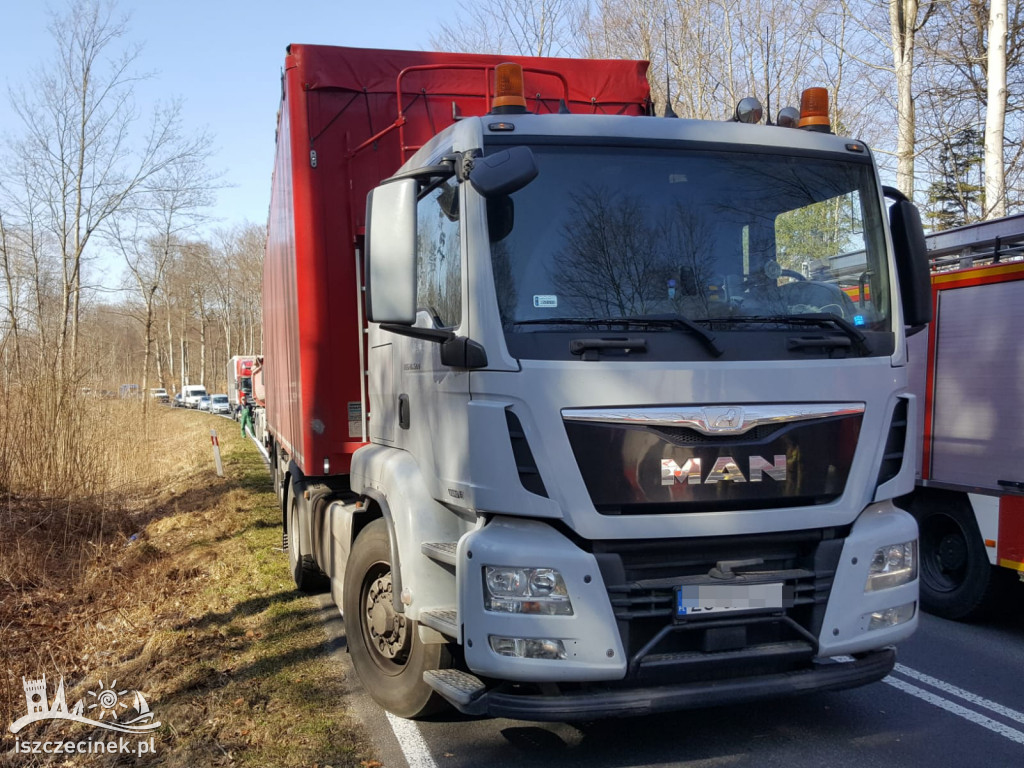 Renault dachował pod Radaczem. Jedna osoba poszkodowana