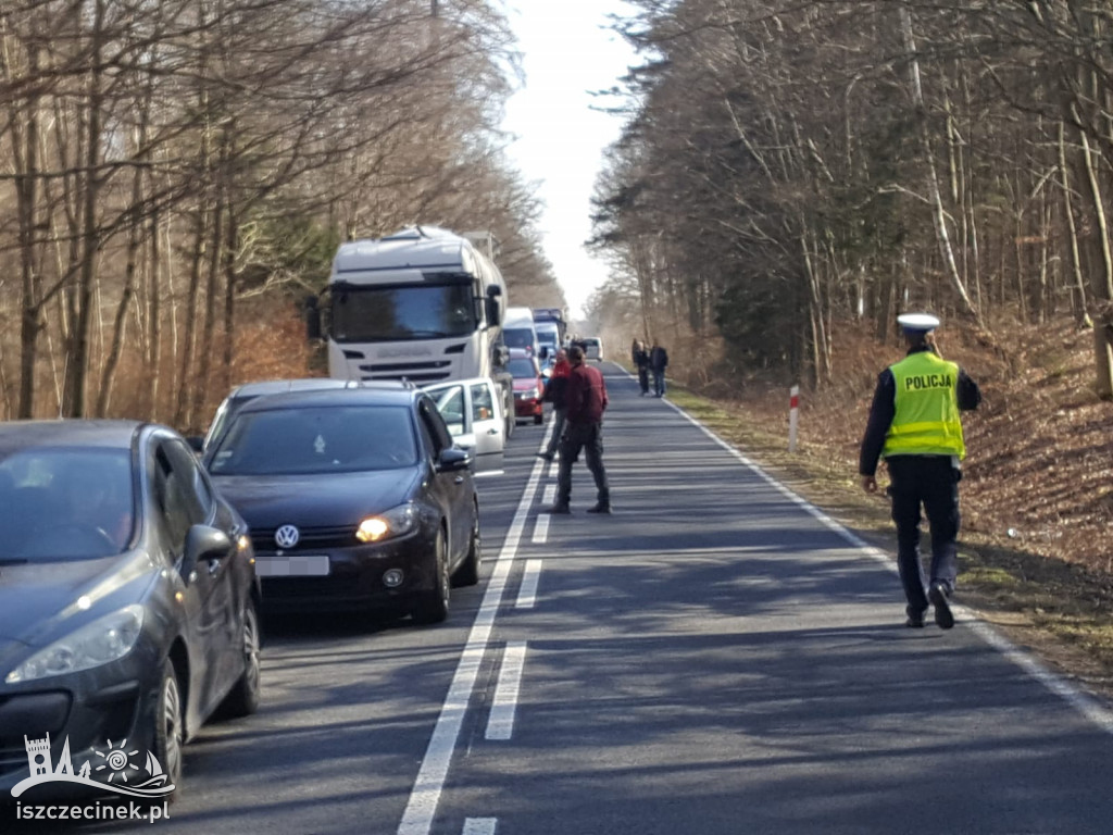 Renault dachował pod Radaczem. Jedna osoba poszkodowana