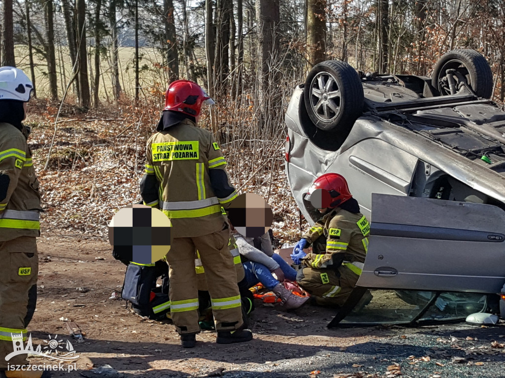 Renault dachował pod Radaczem. Jedna osoba poszkodowana