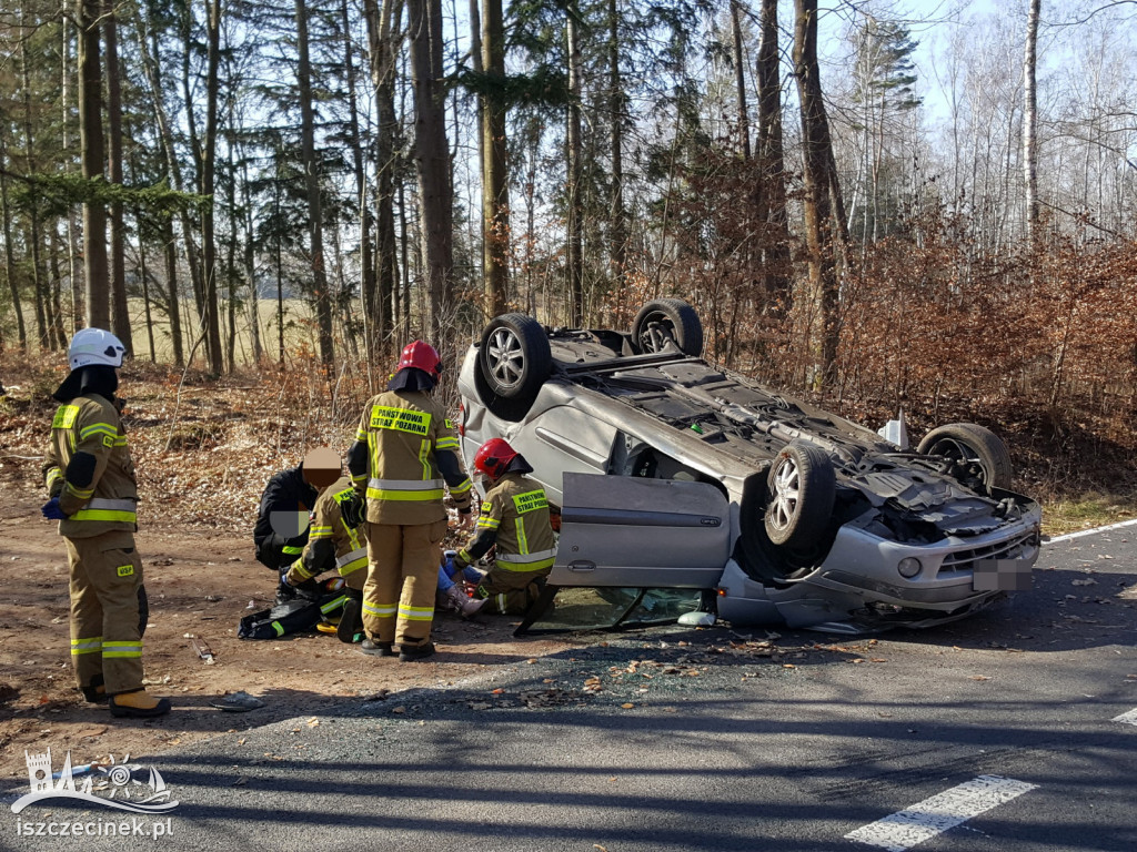 Renault dachował pod Radaczem. Jedna osoba poszkodowana