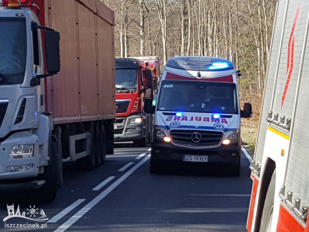 Renault dachował pod Radaczem. Jedna osoba poszkodowana