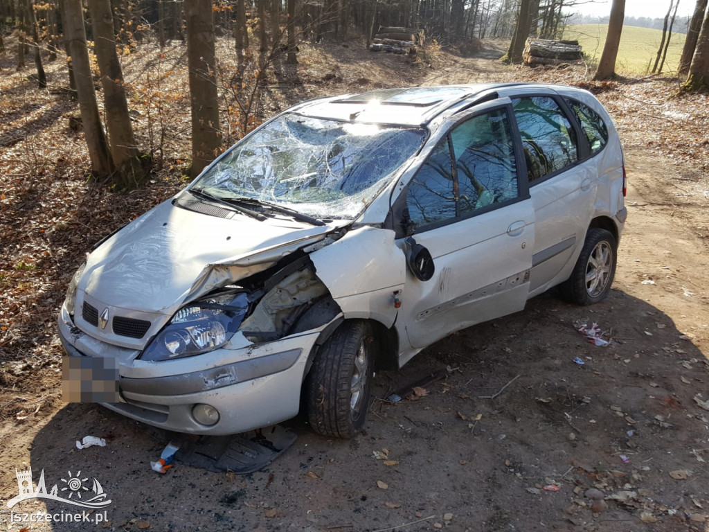 Renault dachował pod Radaczem. Jedna osoba poszkodowana