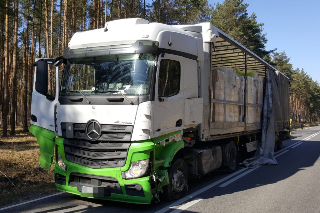 Zderzenie dwóch ciężarówek na DK20.